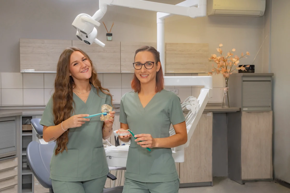 Dentální hygienistky OpavaDent Eliška Černá DiS. et DiS. a Klára Kuličková